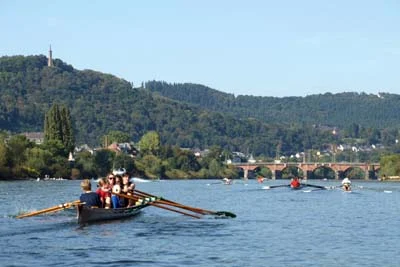 Ruderboote vor der Römerbrücke