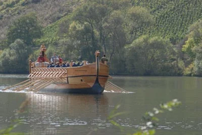 Weinschiff in Fahrt