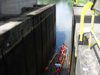 Boot fährt aus Schleuse